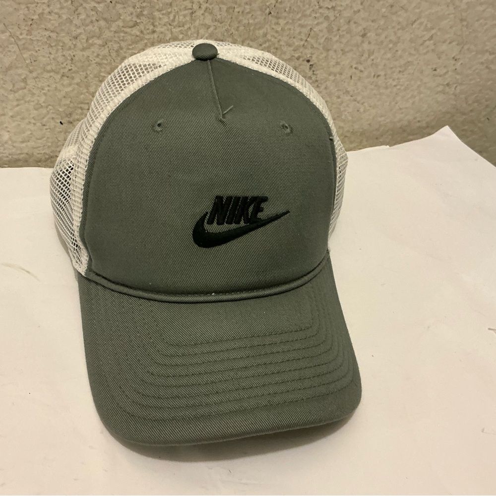 Nike PRO Snapback Cap White Gray w/ Black Logo / Excellent Condition M/L